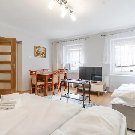 Апартаменти Batory Snug By Bookinghost Хожув