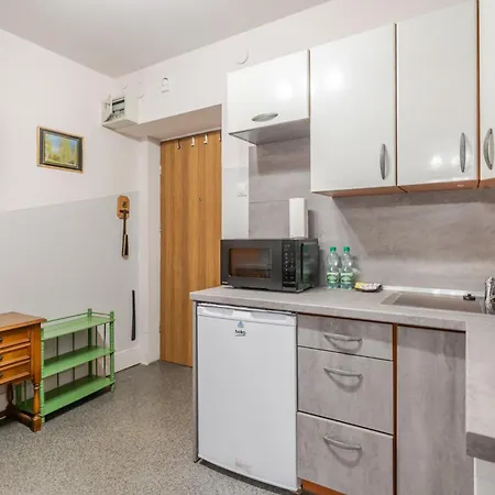 Batory Snug By Bookinghost *