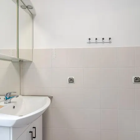 Batory Snug By Bookinghost Apartment