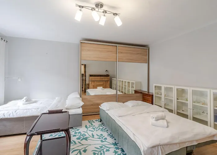 Batory Snug By Bookinghost *