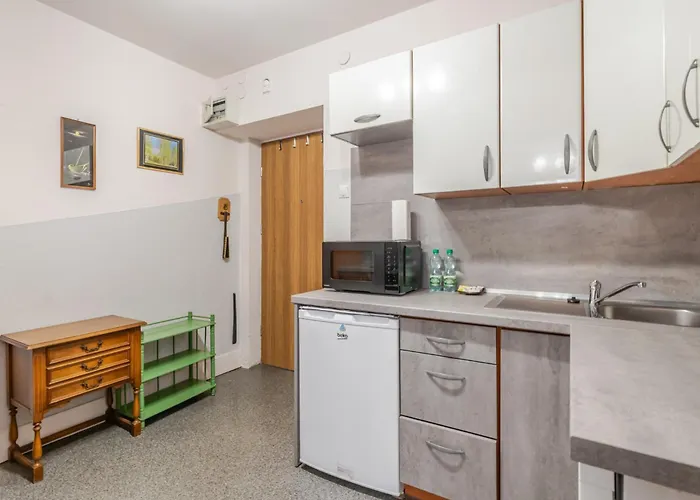 Batory Snug By Bookinghost *